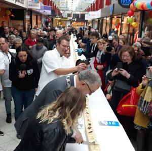 Veel belangstelling tijdens het jubileumfeest van 9 maart 2019, waarvoor Horeca Vakschool Rotterdam de taart verzorgde