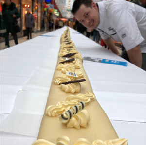 De 50 meter lange feesttaart, geleverd door de afdeling 'Bakkerij' van Horeca Vakschool Rotterdam