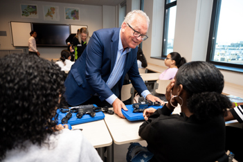 (Interim) Lid College van Bestuur LMC-VO Reinier de Voogd reikt een laptop uit