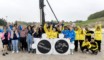 De twee puzzelstukken staan symbool voor het prachtige nieuwe scholencomplex